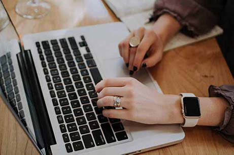 Kobieta pracująca przy komputerze