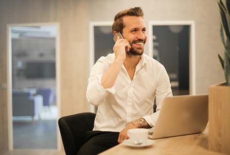 Uśmiechnięty mężczyzna rozmawiający przez telefon